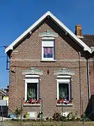 Détail d'une façade, avec ses briques vernies.