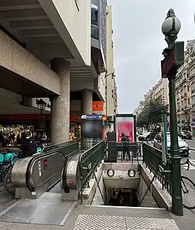 Escaliers d'accès à la station (accès no&nbsp;1).