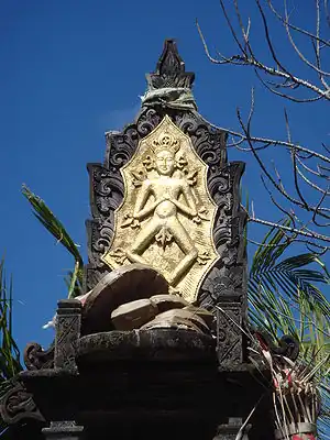 Représentation d'Acintya&nbsp;(en), sur le dossier du trône Padmasana, sous la forme du dieu soleil rayonnant, Jimbaran, Bali.
