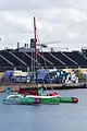 Le trimaran quitte le port de Saint-Malo.