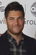 Adam Pally dans le rôle du Dr&nbsp;Peter Prentice.