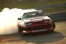 Voiture de stock-car JZ-powered R33 en mars 2017 sur le Swaffham Raceway&nbsp;(en) de Swaffham en Angleterre.