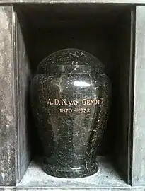 Niche cinéraire de l'architecte Adolf Daniël Nicolaas van Gendt&nbsp;(nl) au columbarium de Westerveld (Pays-Bas).