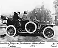 Aemilius Jarvis conduisant une voiture
