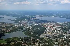 Järvensivu est situé au milieu de l'image entre l'Iidesjärvi et   Kalevanharju.