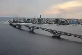 Vue aérienne du pont Sinamaléavec Malé en arrière-plan.