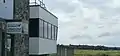 Aéroport; la piste est à l’arrière plan.