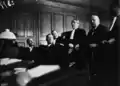 Affaires de stupéfiants, de gauche à droite, les accusés Victor Haeggi et Kampf en correctionnelle - portrait à gauche, maître Larue Chatellier et le bâtonnier Henri Robert et M. Delang expert comptable (1932).
