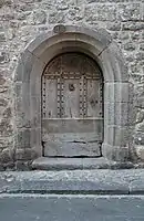 Porte rue porte d'une maison ancienne, rue de la Fraternité.