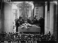 Recueillement sur la tombe de Gabriel Fauré, en 1926.