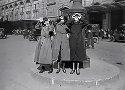 Éclipse de soleil, gare Saint-Lazare, Paris&nbsp;8e (8 avril 1921).