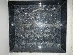 Inscription funéraire sur plaque en marbre. On peut lire : « R.I.P. Marcela M. de Agoncillo. 24 de Junio 1859. 30 de Mayo 1946. Recuerdo de tus hijas. »
