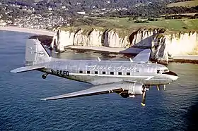 DC-3 dans la livrée d'Aigle Azur des années 1950 lors du 60e anniversaire de la compagnie.