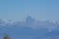 L'aiguille Verte vue du Salève ; la différence de hauteur avec les Drus est bien visible.