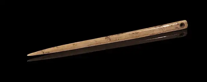 Aiguille en os du Magdalénien (période à laquelle correspond l'art de la grotte de Lascaux et d'Altamira), (17&nbsp;000-12&nbsp;000&nbsp;BP).