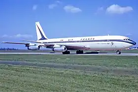 Un avion sur une piste d'aéroport sur lequel est peint un drapeau français.