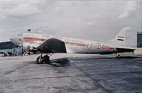 Photographie en couleurs d'un avion sur un tarmac.