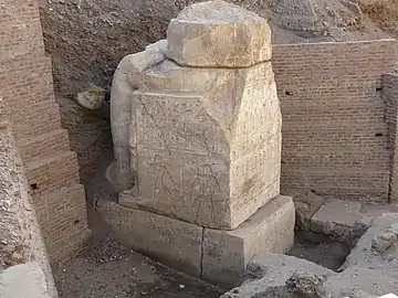 Partie de statue de Ramsès II (fouille arrêtée, le site se trouvant sous un cimetière moderne)