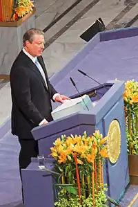 Al Gore reçoit son prix Nobel à l'hôtel de ville d'Oslo, le 10 décembre 2007.