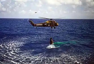Photo en couleur d'un hélicoptère sort un module de l'océan