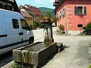 Fontaine située au coin de la rue de la Fontaine (no 1) et de la rue de l'Erlenbach à Albé.