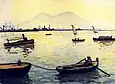Peinture dans les jaunes représentant quelques petits voiliers et barques plates sur la mer avec au fond la silhouette de deux mamelons montagneux