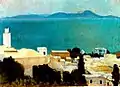 Peinture montrant des maisons blanches avec une tour, quelques arbres sombres, et au fond une étendue bleue devant des collines