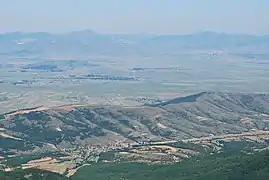 La plaine de Pélagonie vue depuis un massif avoisinant.