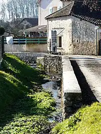 L'Alemps en période sèche, mince filet d'eau qui traverse le bourg.