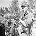 Caporal Franz Haapala maniant le Panzerfaust utilisé contre les chars lourds soviétiques.