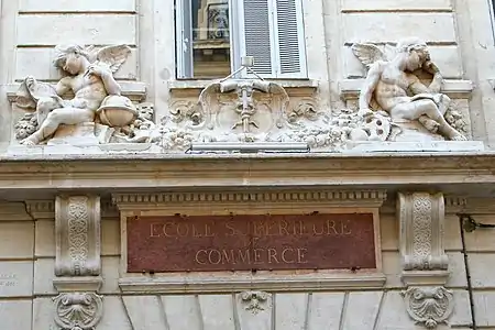 Fronton de l'École supérieure de commerce de Marseille, no&nbsp;148 rue Paradis.