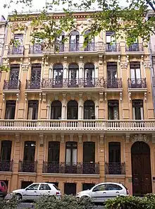 Chaque fenêtre de cet immeuble (des allées Jules-Guesde) à Toulouse est munie d'un lambrequin en métal.