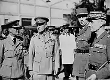 Photographie noir et blanc de quatre hommes en uniforme.