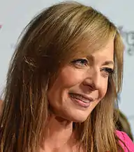 Allison Janney interprète Dottie.