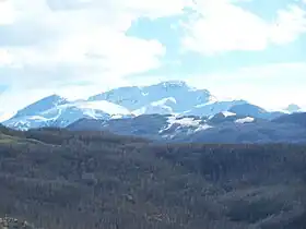 Vue du versant nord de l'Alpe di Succiso depuis le val d'Enza au printemps.