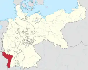 Image représentant en rouge les départements du Haut et du Bas-Rhin, ainsi qu'une partie de celui de la Moselle réunis dans le Reichsland d'Alsace-Lorraine. Cette région est soumise à un conflit entre nationalistes français et allemands, qui après la guerre franco-prussienne de 1870 engendre le revanchisme : un esprit de revanche pour reprendre les provinces perdues à l'Est. Le conflit est attisé avec la restauration par l'empereur Allemand Guillaume II du chateau du Haut-Keonigsbourg, en profitant pour y mettre ses armoiries et y confirmer le symbole de la forteresse protégeant les marches de l'Empire.