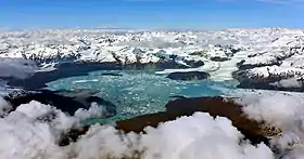 Le lac Alsek avec, au fond à droite, le glacier Alsek.
