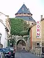 Tour à canon et porte des remparts de la ville depuis l'ouest