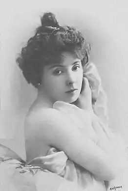 Photographie en noir et blanc d'une jeune femme peu vêtue, vue en buste.