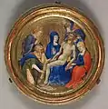 Petit tableau rond doré représentant le Christ porté par la Vierge et entourés de ' personnages