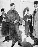 Américains portant jobbeh va kolah (vêtements persans traditionnels) à l'ouverture de la Majles, le 29 janvier 1924. Mr. McCaskey, Dr. Arthur Millspaugh&nbsp;(en) et le Colonel MacCormack sont présents sur la photo.