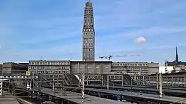 Bâtiment voyageurs, tour Perret et cathédrale Notre-Dame, vus depuis la passerelle de la rue Riolan.