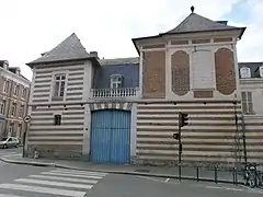 Hôtel Blin de Bourdon (XVIIIe&nbsp;siècle) : 1 rue des Augustins (Monuments historiques, 1993).