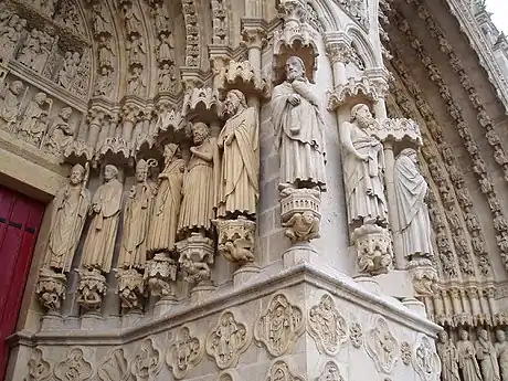 Saint Fuscien sur le portail de Saint Firmin, cathédrale d'Amiens (4e&nbsp;statue en partant de la gauche).