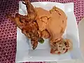 Amiwô accompagné de la viande de poulet.