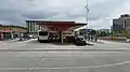Zone pour bus et taxis, côté parvis (est).