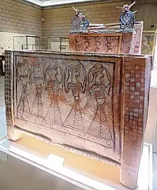 Larnax mycénien représentant des pleureuses. Tanagra, XIIIe&nbsp;siècle&nbsp;av. J.-C..