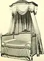 Bois de lit à trois dossiers, 2e moitié XVIIIe s., style Louis XVI, dais en forme de dôme.