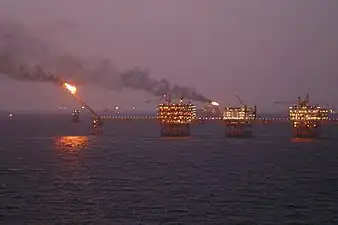 alignement de plate-formes pétrolières, l'une d'elles active une torchère.