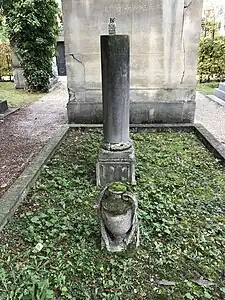 Sépulture à l'abandon à l'ancien cimetière de Courbevoie.